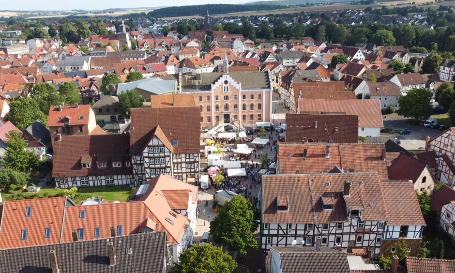 Der Marktplatz in Hofgeismar in Mitten von Fachwerkhäusern. Verschiedene Buden sind dort aufgebaut.