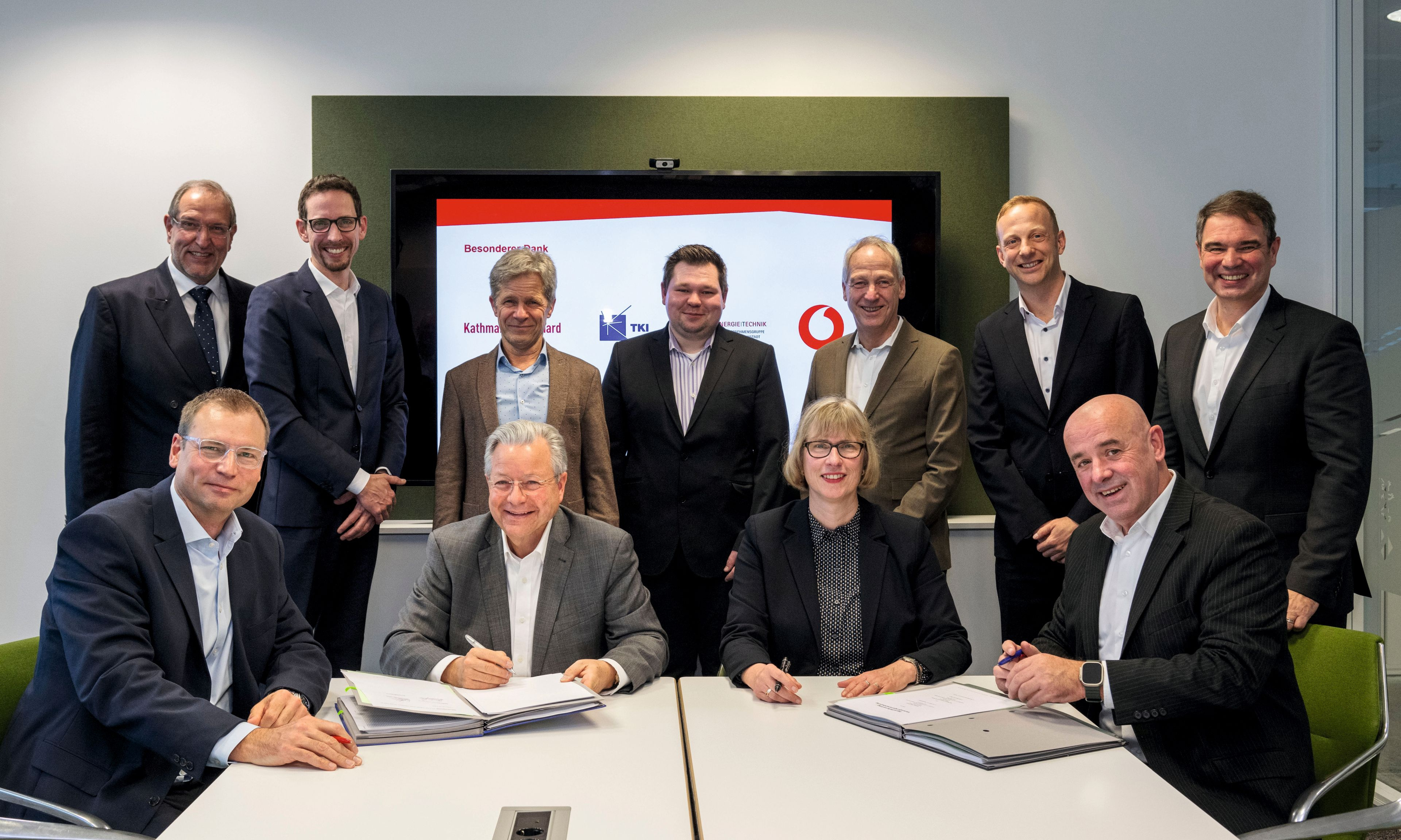 Gruppenfoto mit u.a. den NHW-Geschäftsführern Dr. Thomas Hain, Monika Fontaine-Kretschmer und Dr. Constantin Westphal, MET-Geschäftsführer Michael Mahlich sowie die Vodafone-Vertreter Andreas Fuchs, Bereichsleiter Immobilienwirtschaft und Andreas Ziener, Leiter Vertrieb Immobilienwirtschaft, Hessen, Rheinland-Pfalz, Saarland.