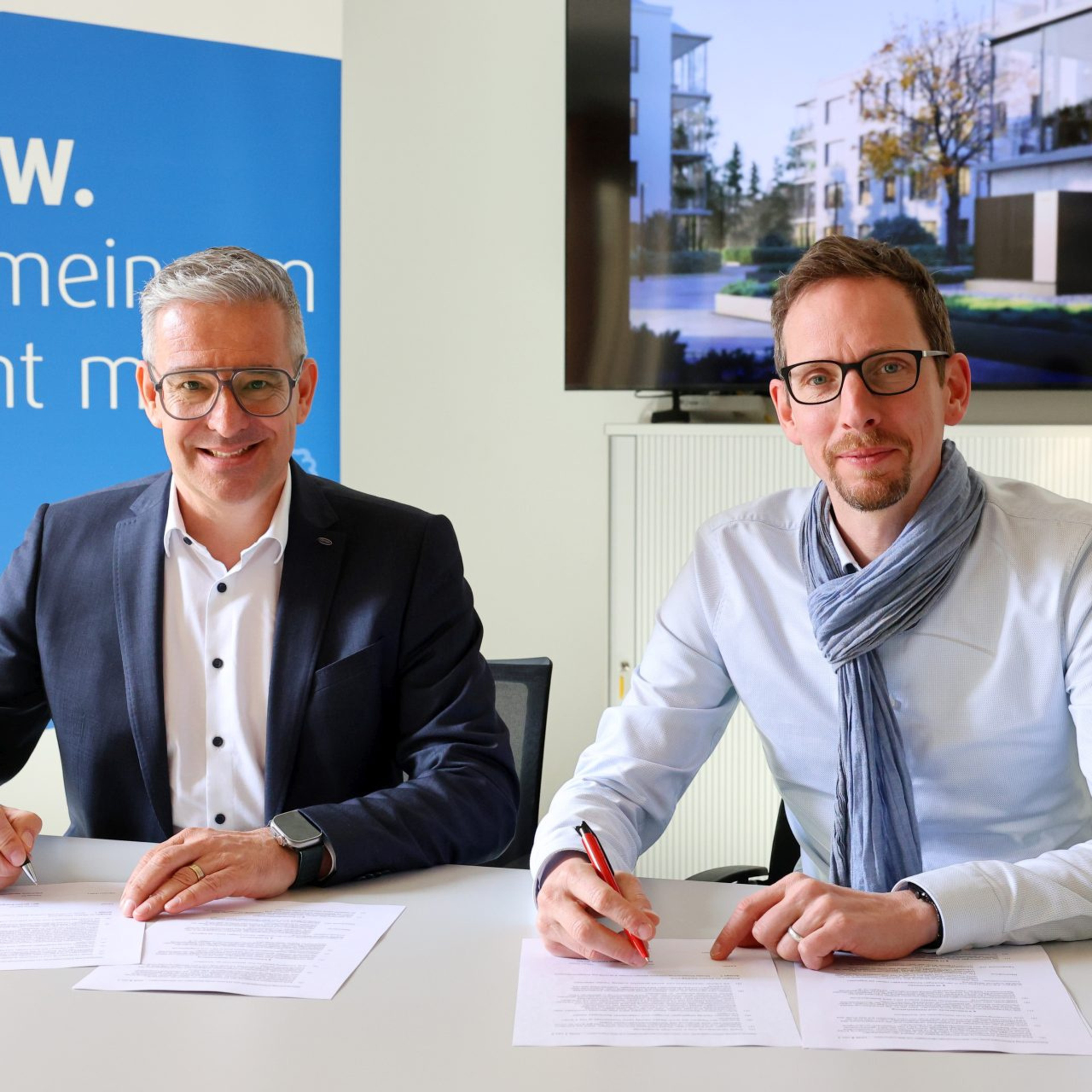 Unterzeichnen den Kooperationsvertrag: Michael Mahlich, Geschäftsführer der Medien-Energie-Technik GmbH (re.) und Thomas Alt, Leiter Commercial Business bei Viessmann Climate Solutions.