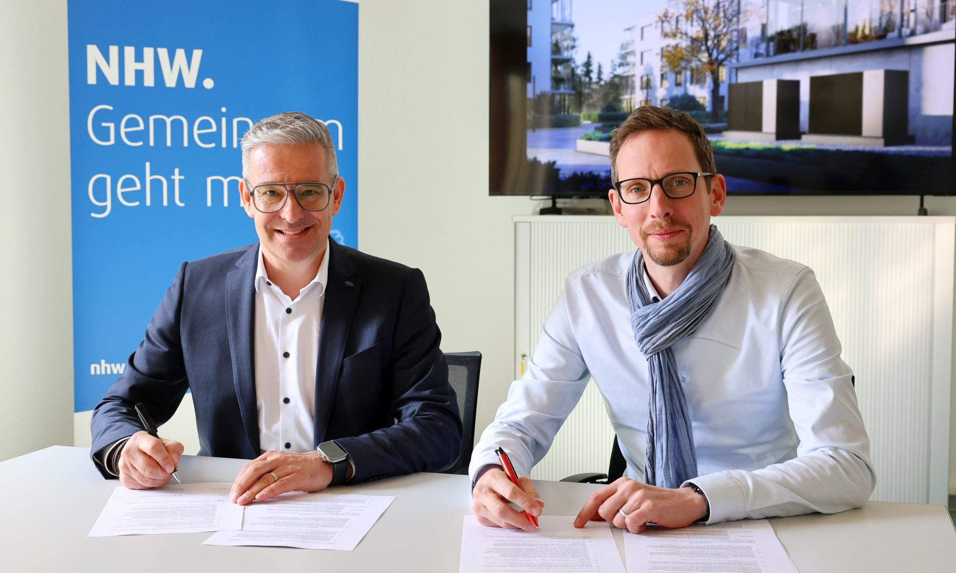 Unterzeichnen den Kooperationsvertrag: Michael Mahlich, Geschäftsführer der Medien-Energie-Technik GmbH (re.) und Thomas Alt, Leiter Commercial Business bei Viessmann Climate Solutions.