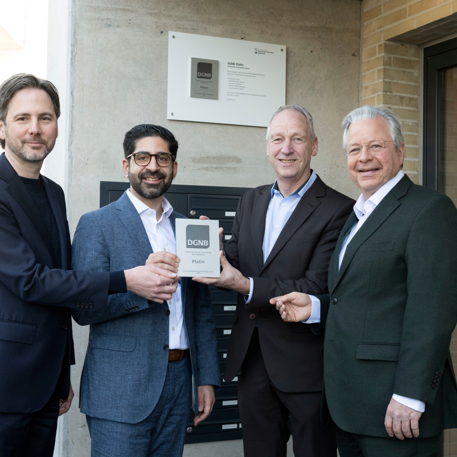 Professor Marcus Gwechenberger, Dezernent für Planen und Wohnen, Wohnungsbauminister Kaweh Mansoori, Dr. Thomas Hain, Leitender Geschäftsführer NHW und Dr. Constantin Westphal, Geschäftsführer NHW freuen sich über die Auszeichnung: Foto: NHW / Stefan Krutsch 