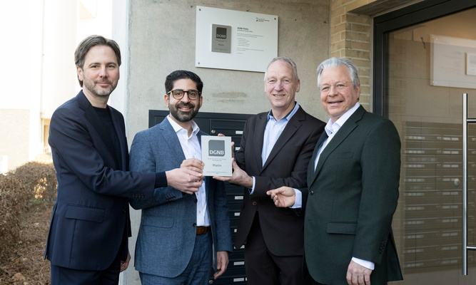 Professor Marcus Gwechenberger, Dezernent für Planen und Wohnen, Wohnungsbauminister Kaweh Mansoori, Dr. Thomas Hain, Leitender Geschäftsführer NHW und Dr. Constantin Westphal, Geschäftsführer NHW freuen sich über die Auszeichnung: Foto: NHW / Stefan Krutsch 