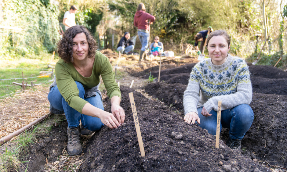 Zwei Frauen arbeiten im Garten