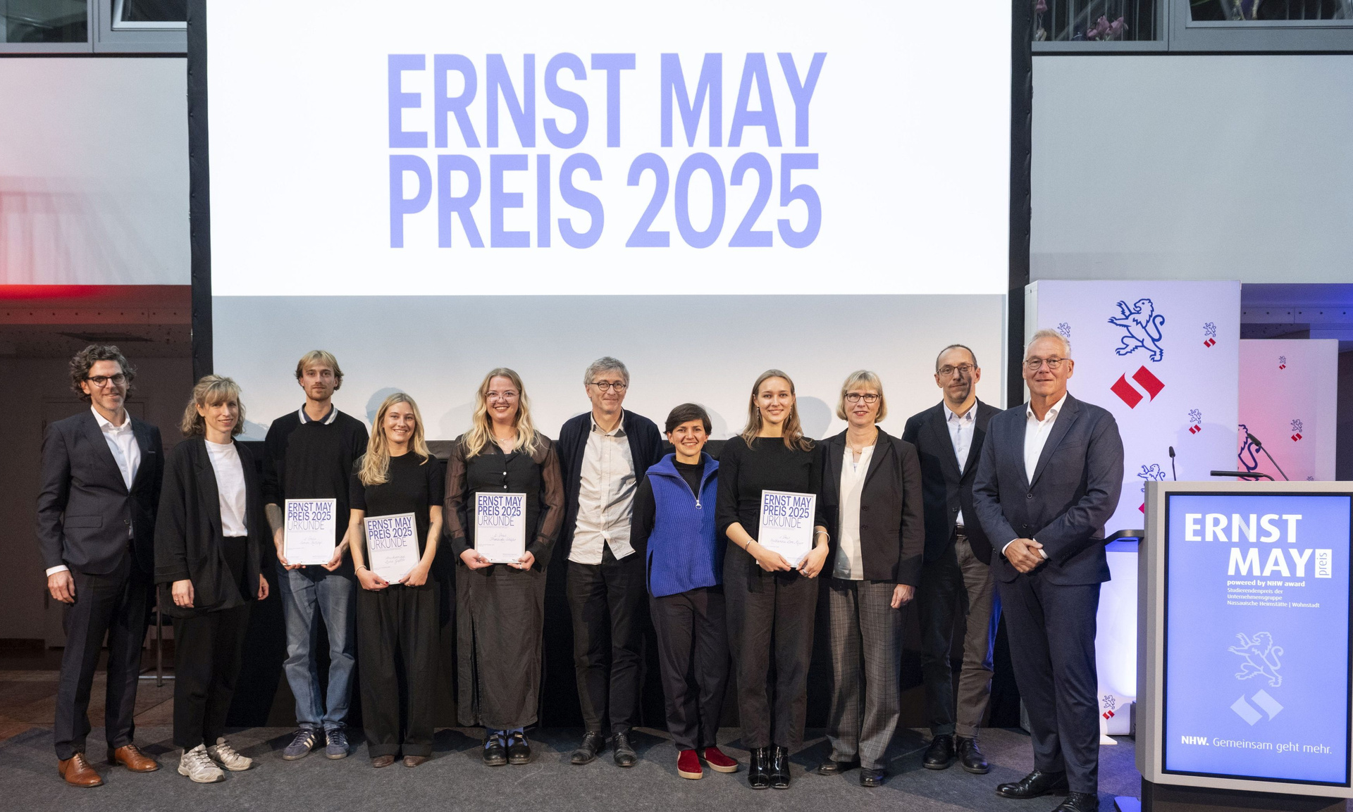 Die Preisträger des Ernst-May-Preises 2025 (NHW Award Süd) mit den Jurymitgliedern.