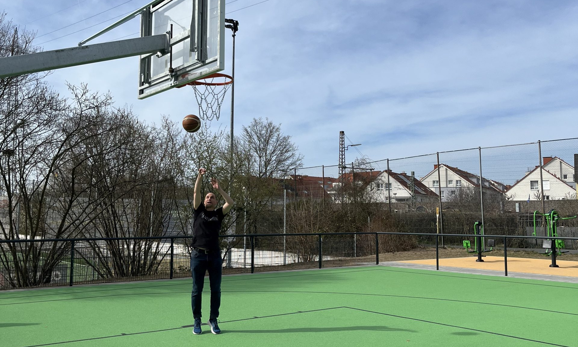 Der neue Kunststoffplatz für Basketball in Frankfurt-Nied