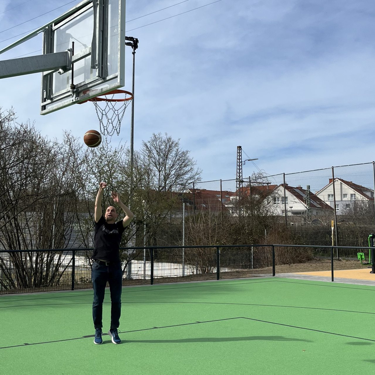 Der neue Kunststoffplatz für Basketball in Frankfurt-Nied