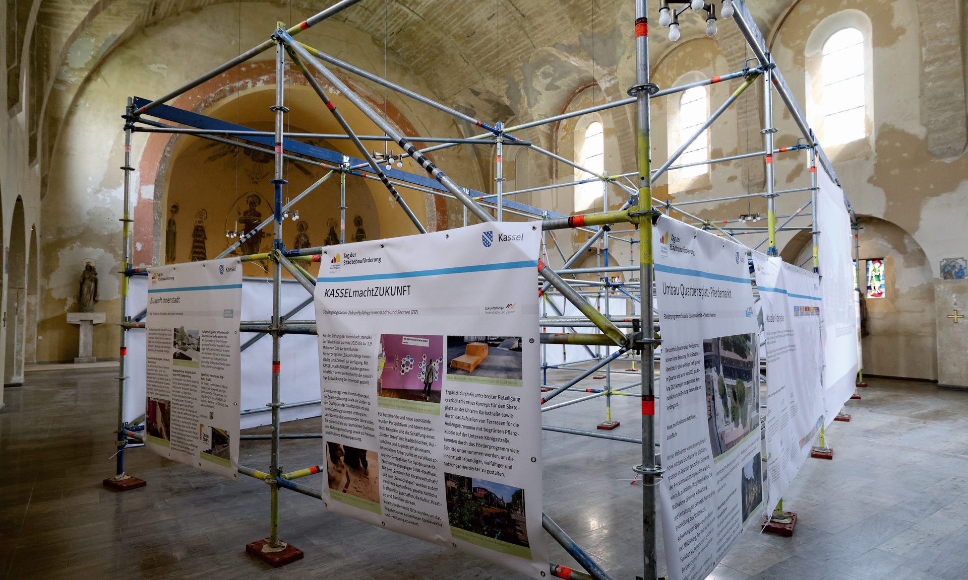 Ein Baugerüst in der Kunigundis-Kirche in Kassel inszenierte anschaulich die geplanten Veränderungen