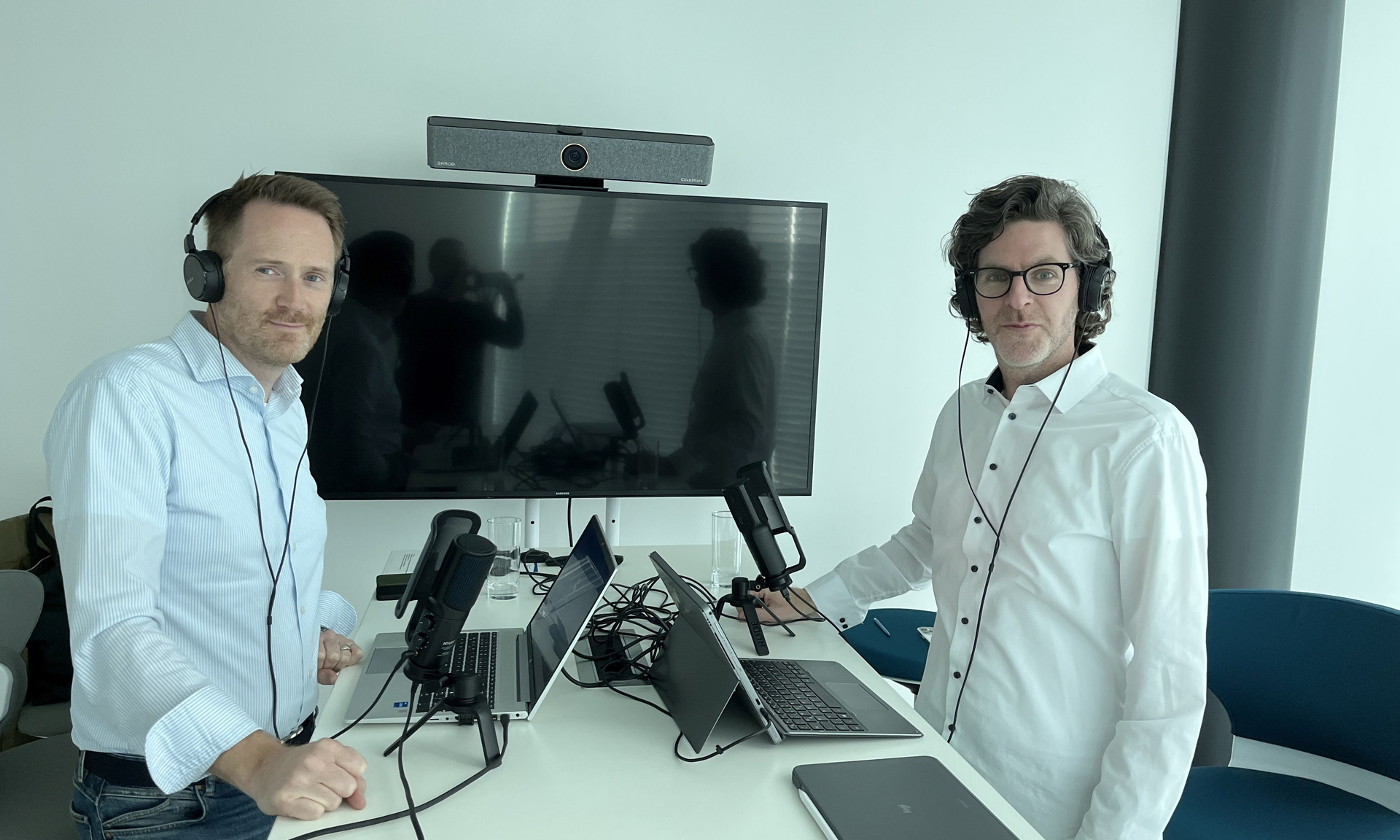 (v.l.): Andreas Kipp, Leiter Vertrieb und Marketing RENOWATE und NHW-Projektleiter Sven Schubert diskutierten über die Chancen und Herausforderungen der Seriellen Sanierung. Foto: NHW/ RENOWATE