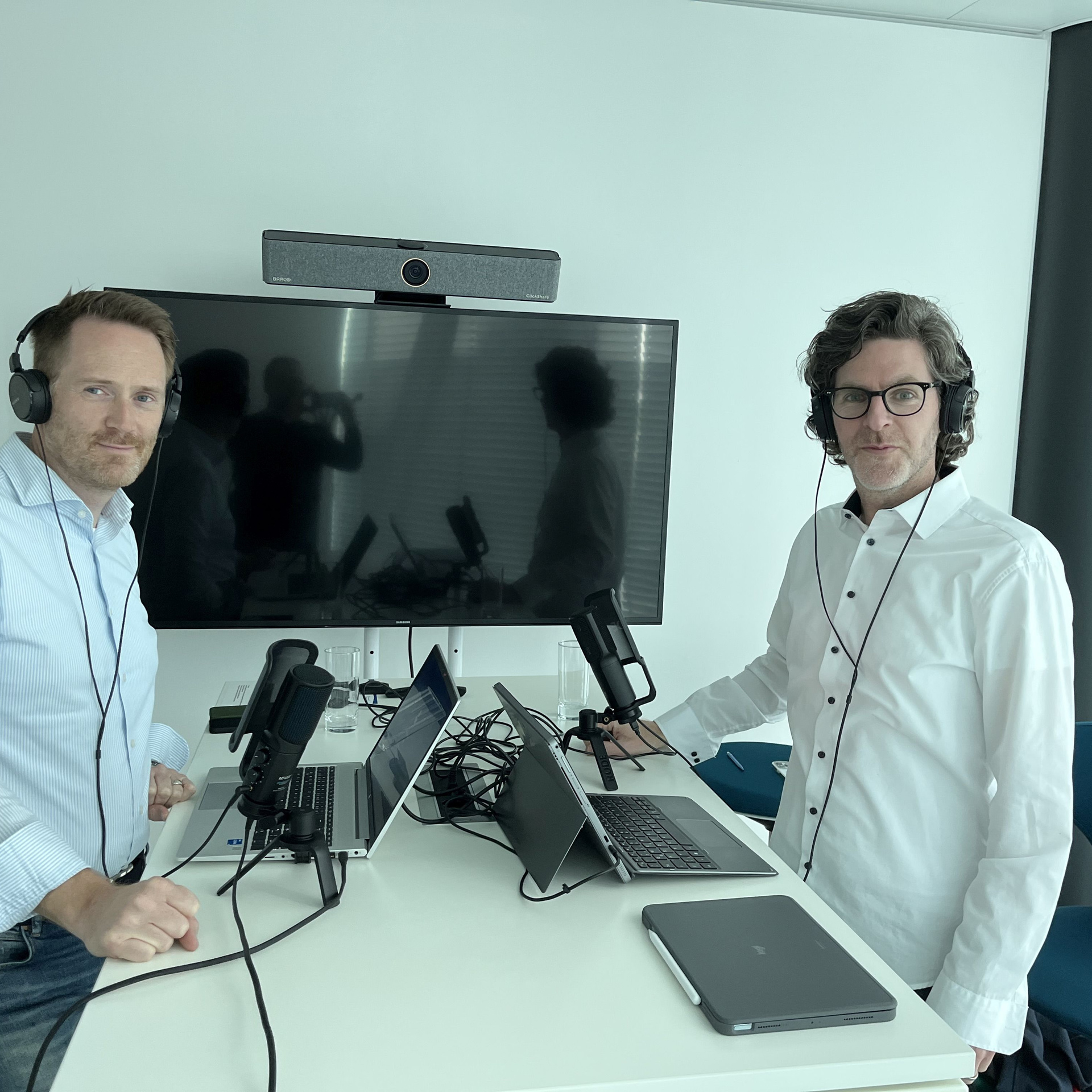 (v.l.): Andreas Kipp, Leiter Vertrieb und Marketing RENOWATE und NHW-Projektleiter Sven Schubert diskutierten über die Chancen und Herausforderungen der Seriellen Sanierung. Foto: NHW/ RENOWATE