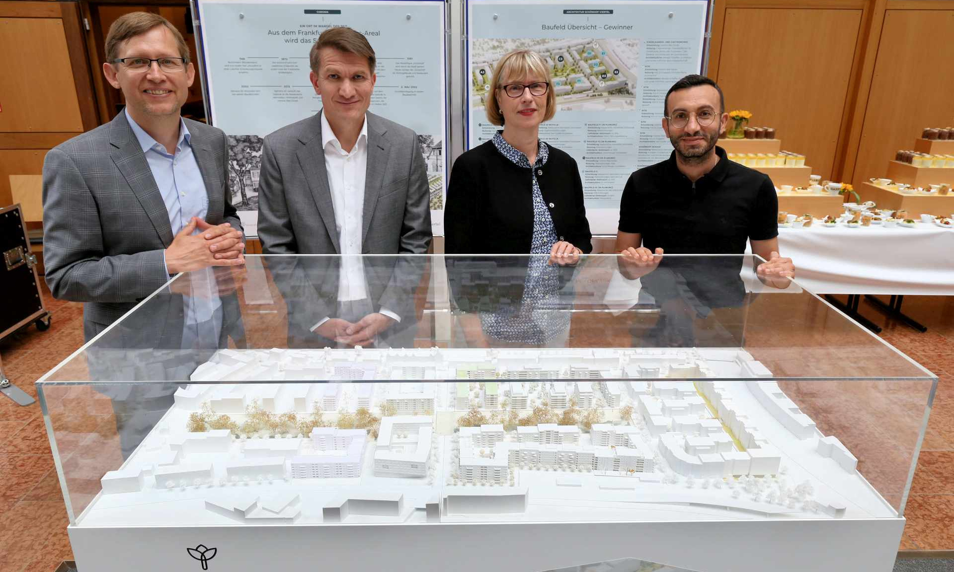 Staatssekretär Jens Deutschendorf, Ralf Werner (INSTONE), Monika Fontaine-Kretschmer (NHW) und Planungsdezernent Mike Josef eröffneten gemeinsam die Ausstellung