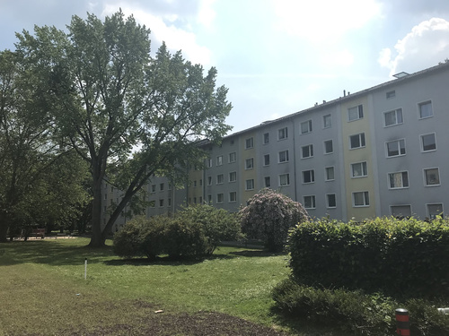 Komfortabel wohnen: 2 Zimmer mit Wannenbad, Loggia und Stauraum