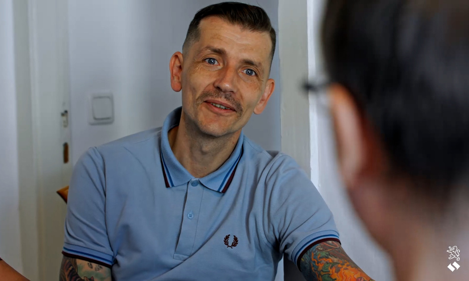 Ein Bewohner in einer Nahaufnahme in einem Interview.