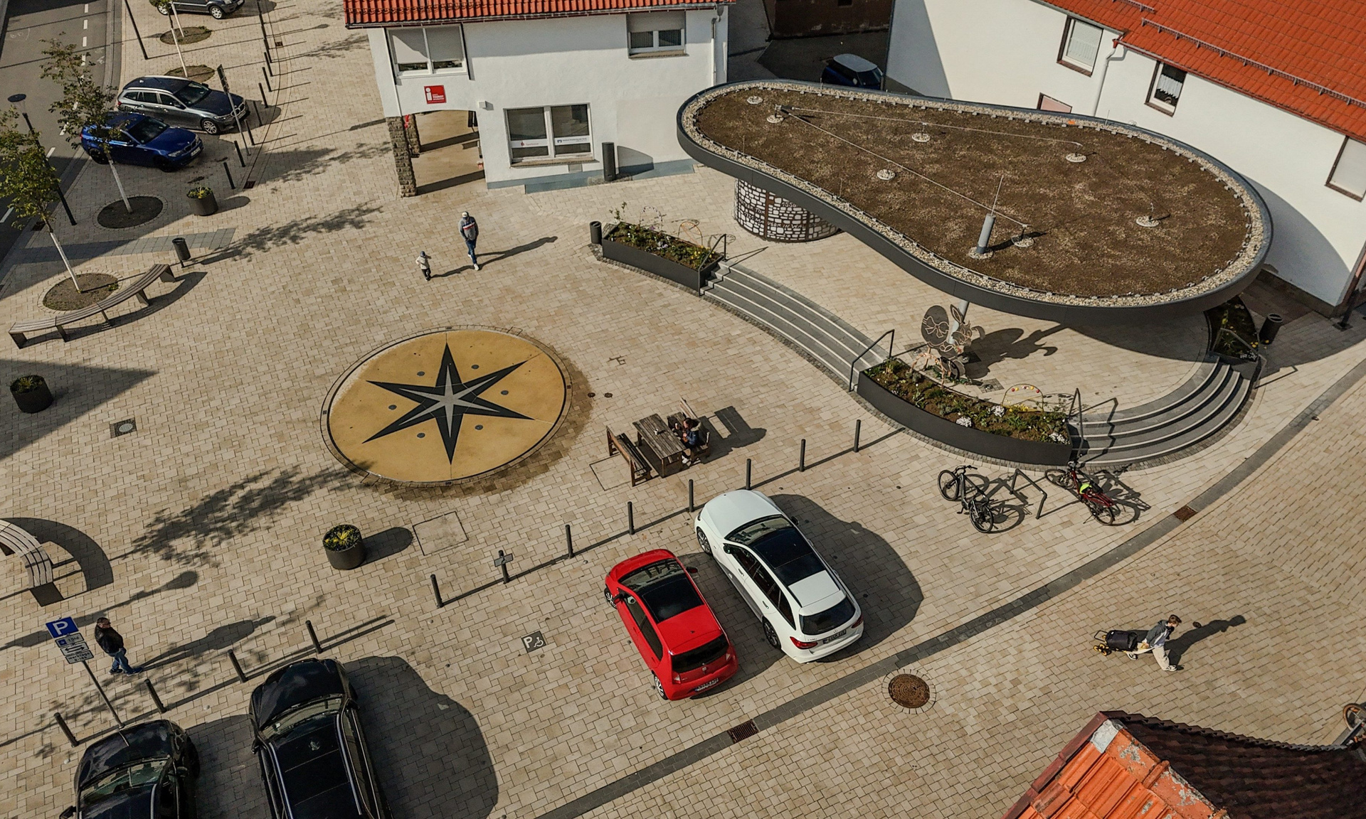 Blick von oben auf den neu gestalteten Marktplatz von Waldeck