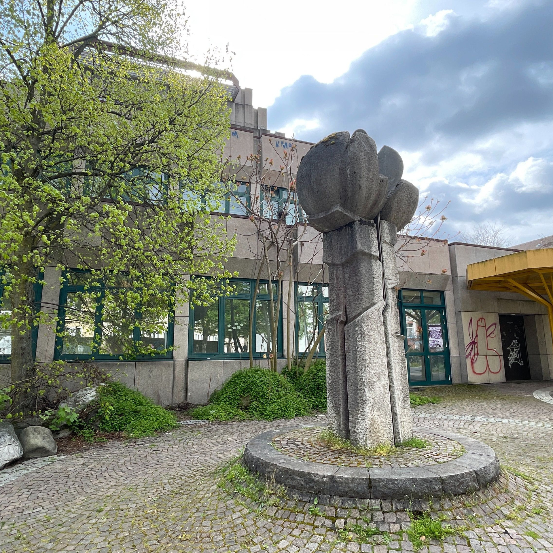 Der Haupteingang des ehemaligen Postzentrums an der Liebigstraße / Marienstraße in Offenbach am Main.