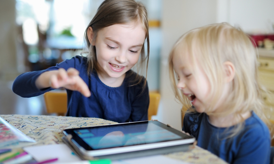 Zwei Kinder vor Tablet