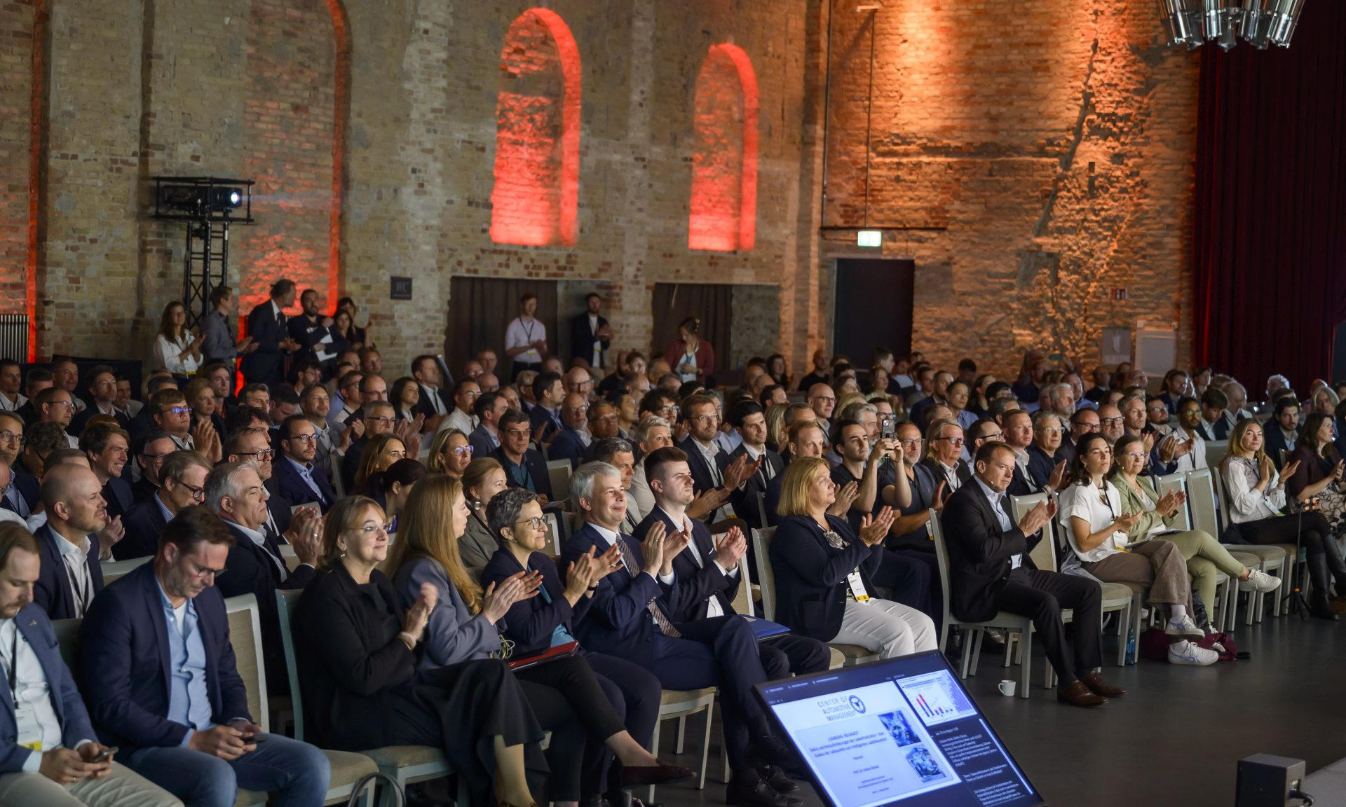 Blick ins Publikum bei der fünften Ladeinfrastrukturkonferenz des Bundesministeriums für Verkehr in Berlin. Viele Menschen, die Beifall klatschen.
