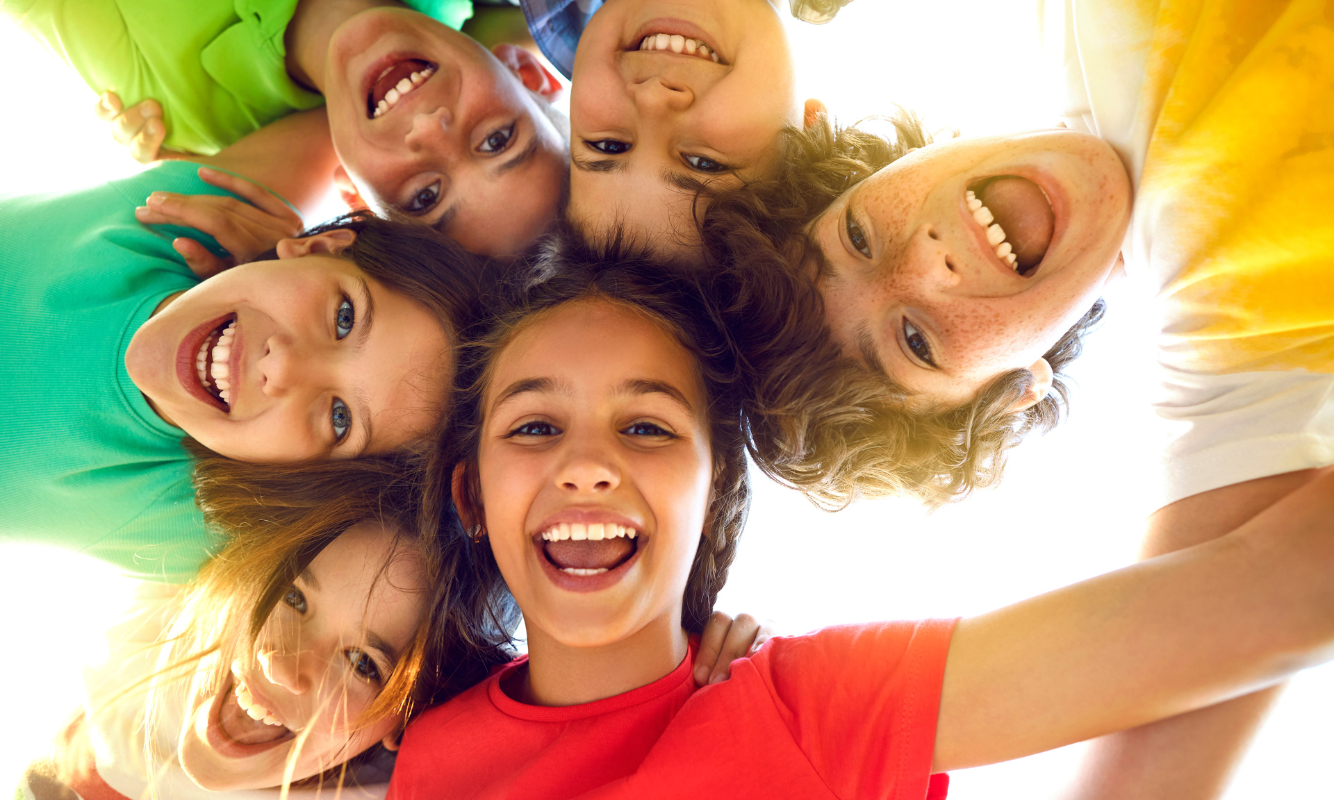 Glückliche Kinder bilden einen Kreis