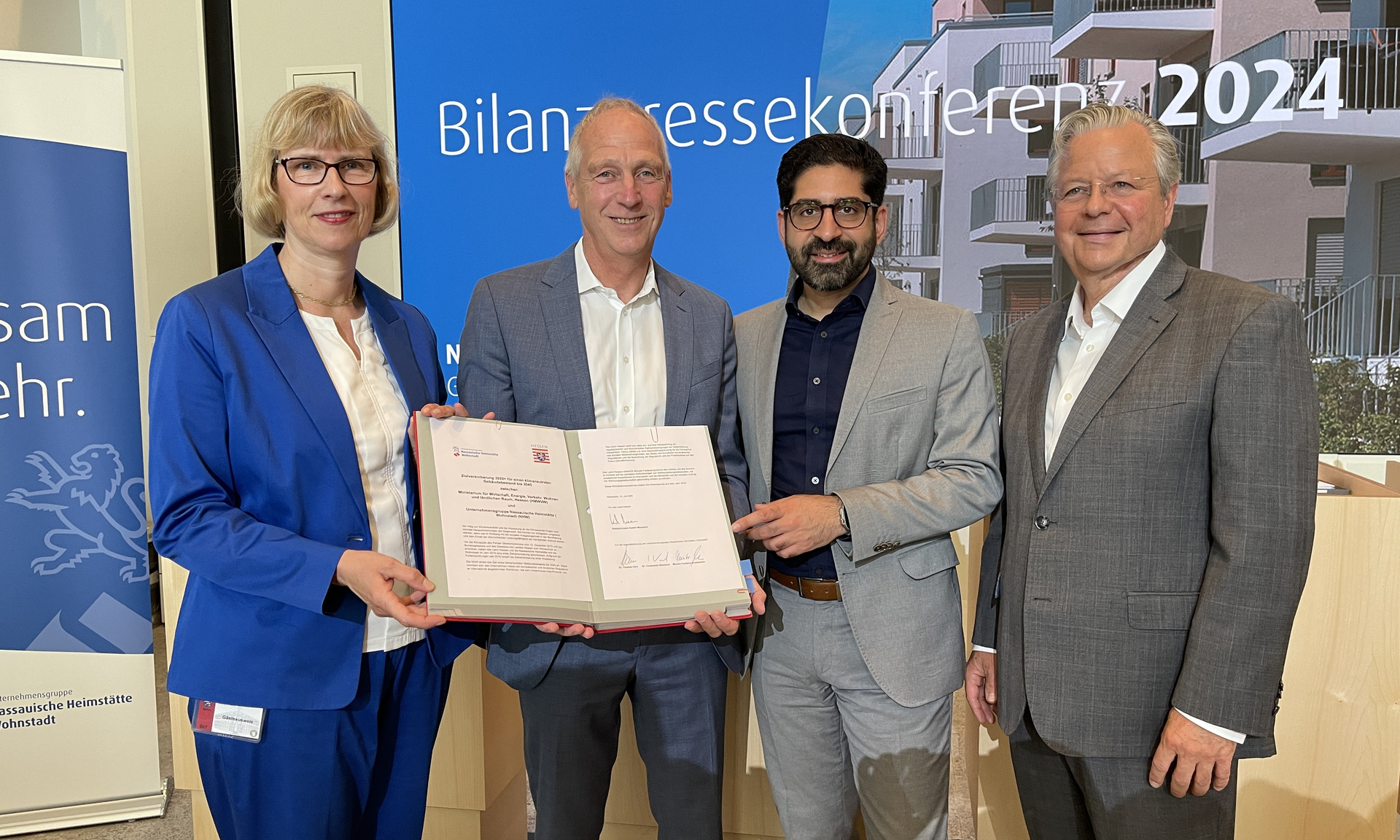 (v.l.) NHW-Geschäftsführerin Monika Fontaine-Kretschmer, Leitender NHW-Geschäftsführer Dr. Thomas Hain, und Staatsminister Kaweh Mansoori und NHW-Geschäftsführer Dr. Westphal stellten novellierte Klimavereinbarung vor. Foto: NHW