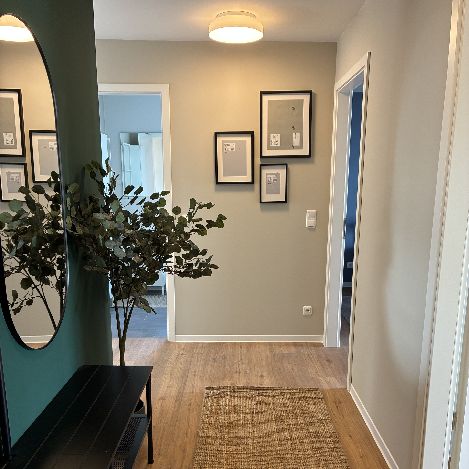 Zu sehen ist der Eingangsbereich der mit IKEA eingerichteten Musterwohnung im Elisabethentor in Wiesbaden-Delkenheim