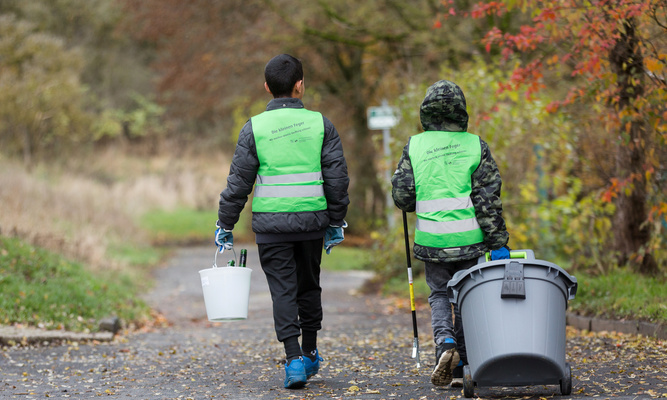 Die Kinder erfüllen auf Ihren Touren durch die Wohnquartiere eine wichtige Funktion: sie spiegeln unser Wohn- und vor allem das Wegwerfverhalten wider. Foto: NHW / Karsten Socher