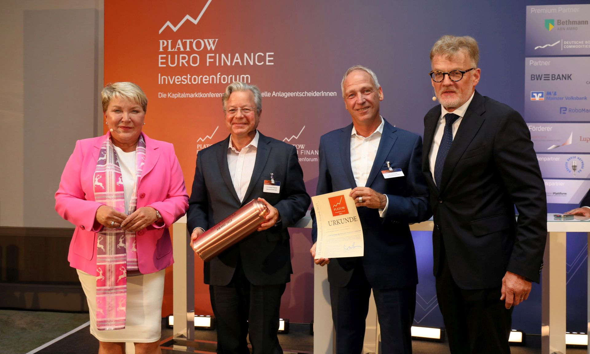 Die NHW-Geschäftsführer Dr. Thomas Hain (2. v. re.) und Dr. Constantin Westphal (2. v. li.) nahmen den Preis aus den Händen von PLATOW-Geschäftsführer Albrecht F. Schirmacher. Die Laudatio hielt Susanne Eickermann-Riepe