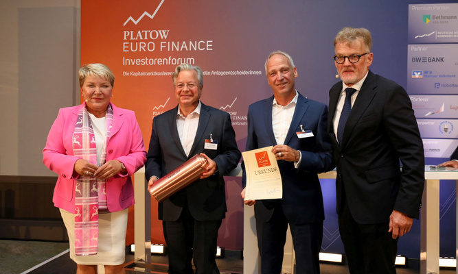 Die NHW-Geschäftsführer Dr. Thomas Hain (2. v. re.) und Dr. Constantin Westphal (2. v. li.) nahmen den Preis aus den Händen von PLATOW-Geschäftsführer Albrecht F. Schirmacher. Die Laudatio hielt Susanne Eickermann-Riepe