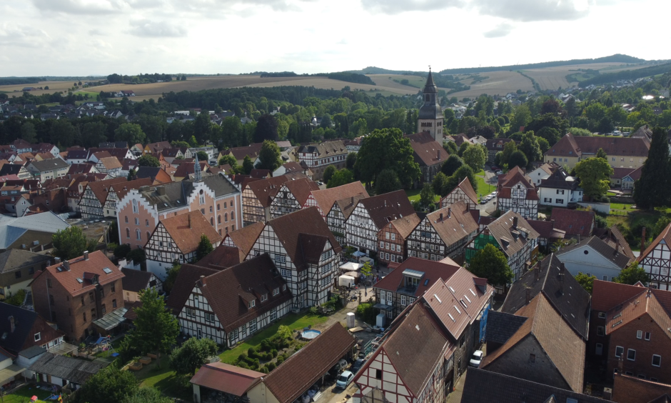 Totalaufnahme der Stadt Hofgeismar mit vielen Fachwerkhäusern und dem Kirchturm in der Ferne.