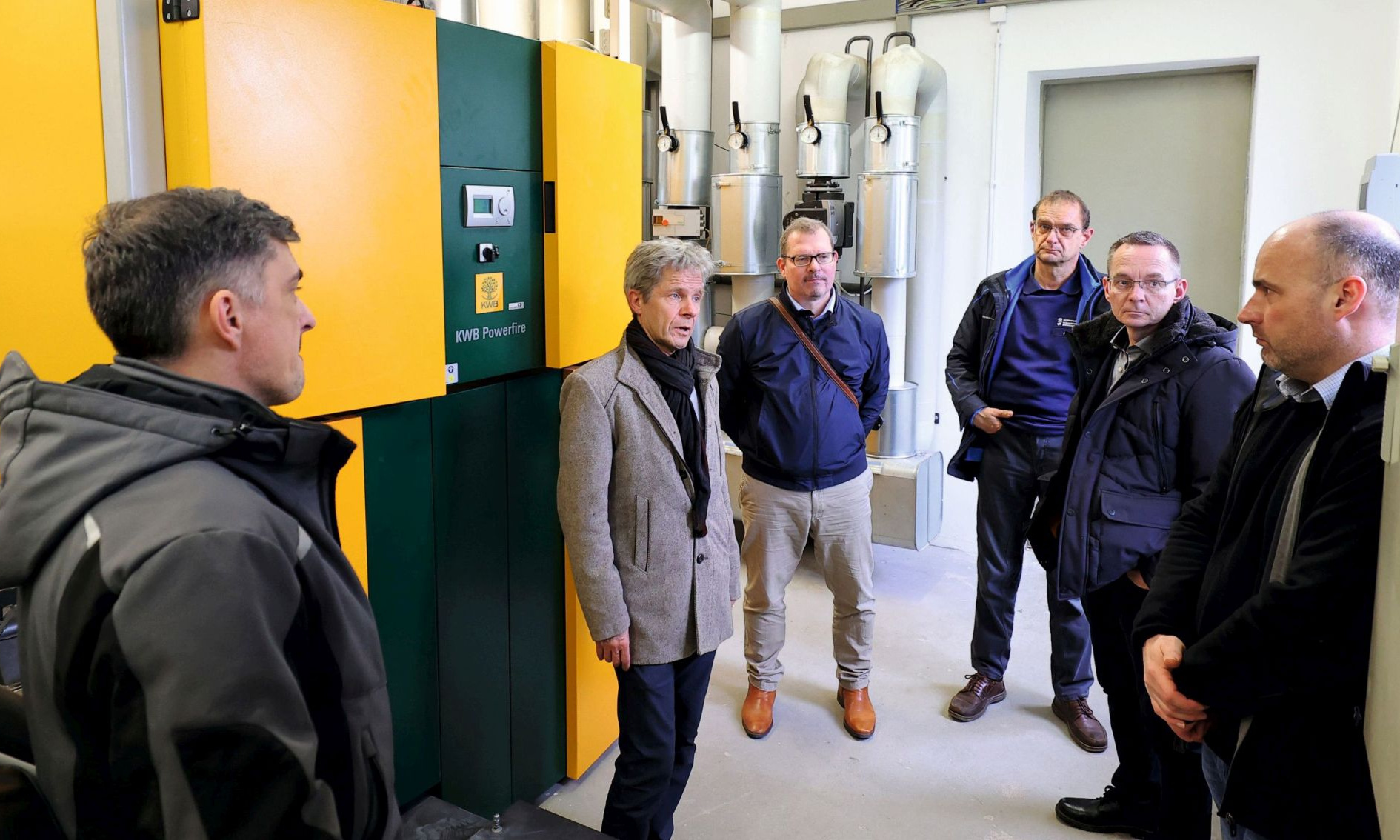 Ortstermin an der neuen Pelletanlage mit Urban Keller (Leiter FB Multimedia/Contracting bei der MET), Björn Künstler (MET) und Johannes Möller (MET) sowie Matthias Otto (Leiter NHW-Servicecenter Kassel) und Heiko Pfister (NHW-Objektmanager).