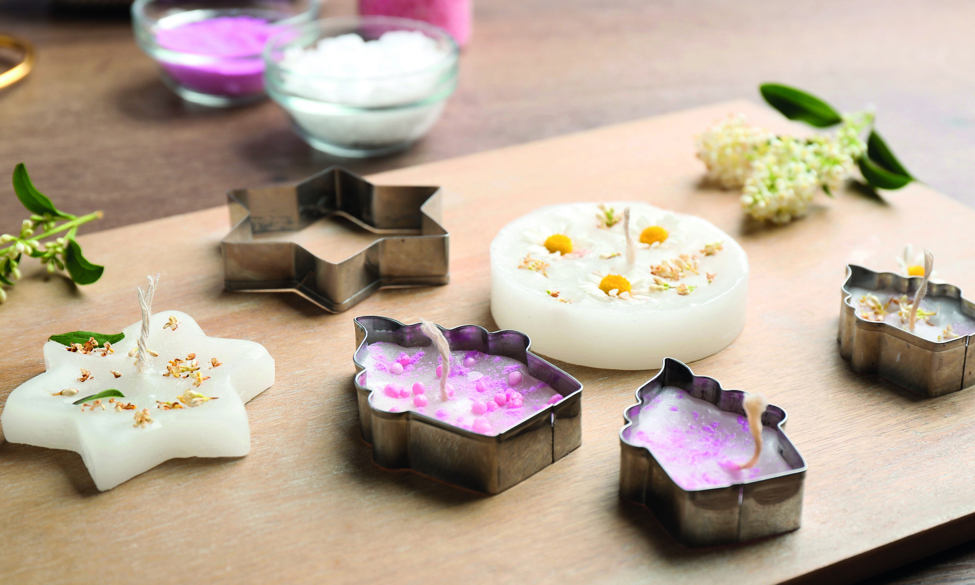 Kuchenausstecher mit Wachs darin zur Kerzenherstellung