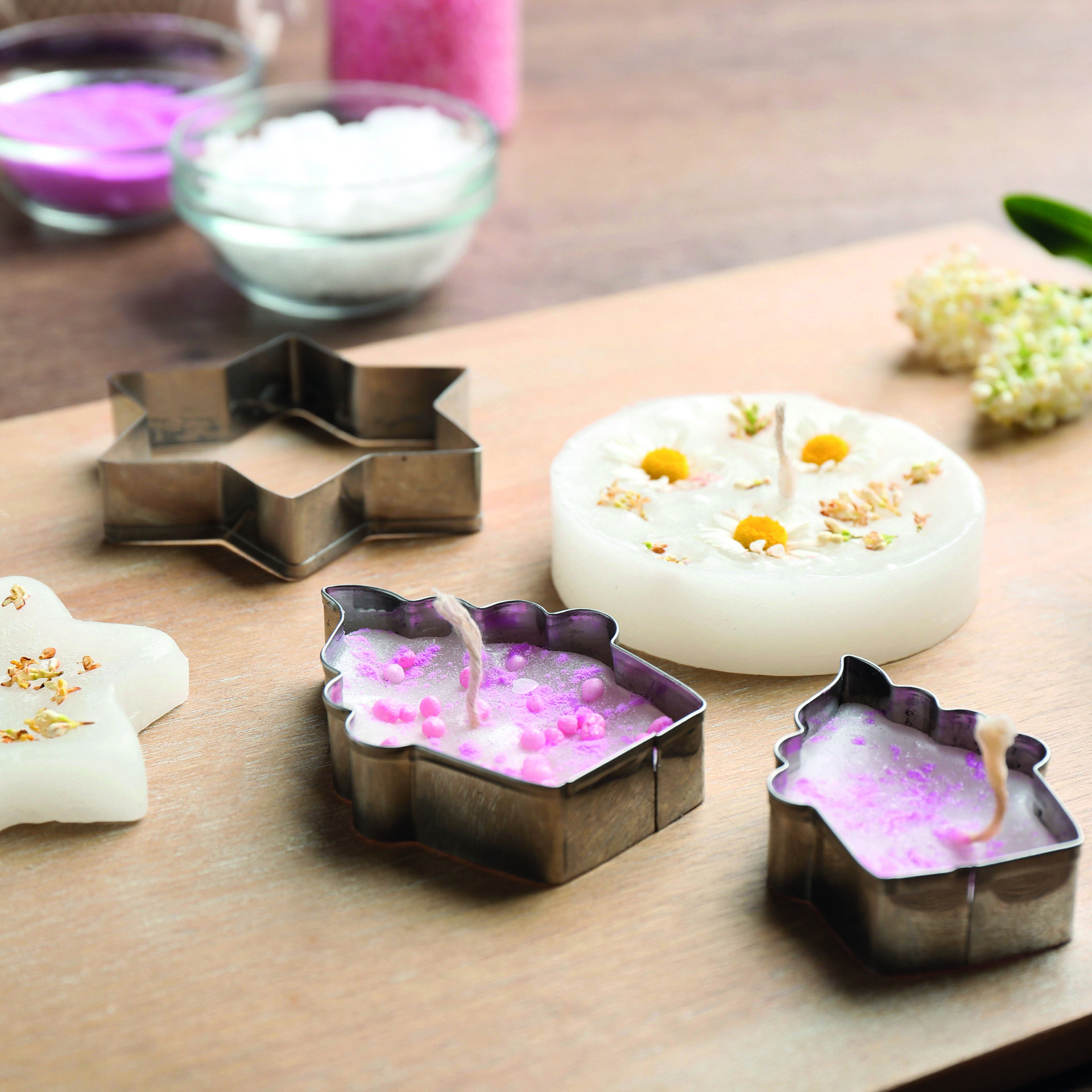 Kuchenausstecher mit Wachs darin zur Kerzenherstellung