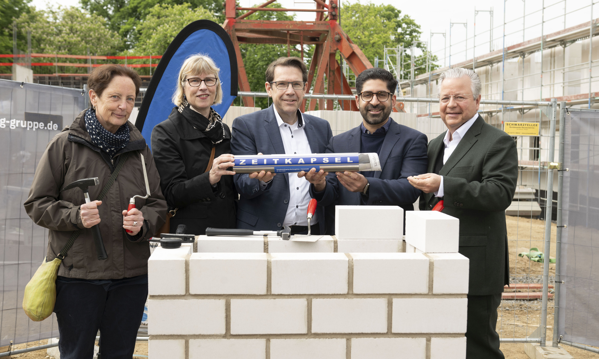 Bürgermeisterin Barbara Akdeniz, NHW-Geschäftsführerin Monika Fontaine-Kretschmer, Oberbürgermeister Hanno Benz, Wirtschaftsminister Kaweh Mansoori und Dr. Constantin Westphal, NHW-Geschäftsführer legten gemeinsam den Grundstein auf der Baustelle.