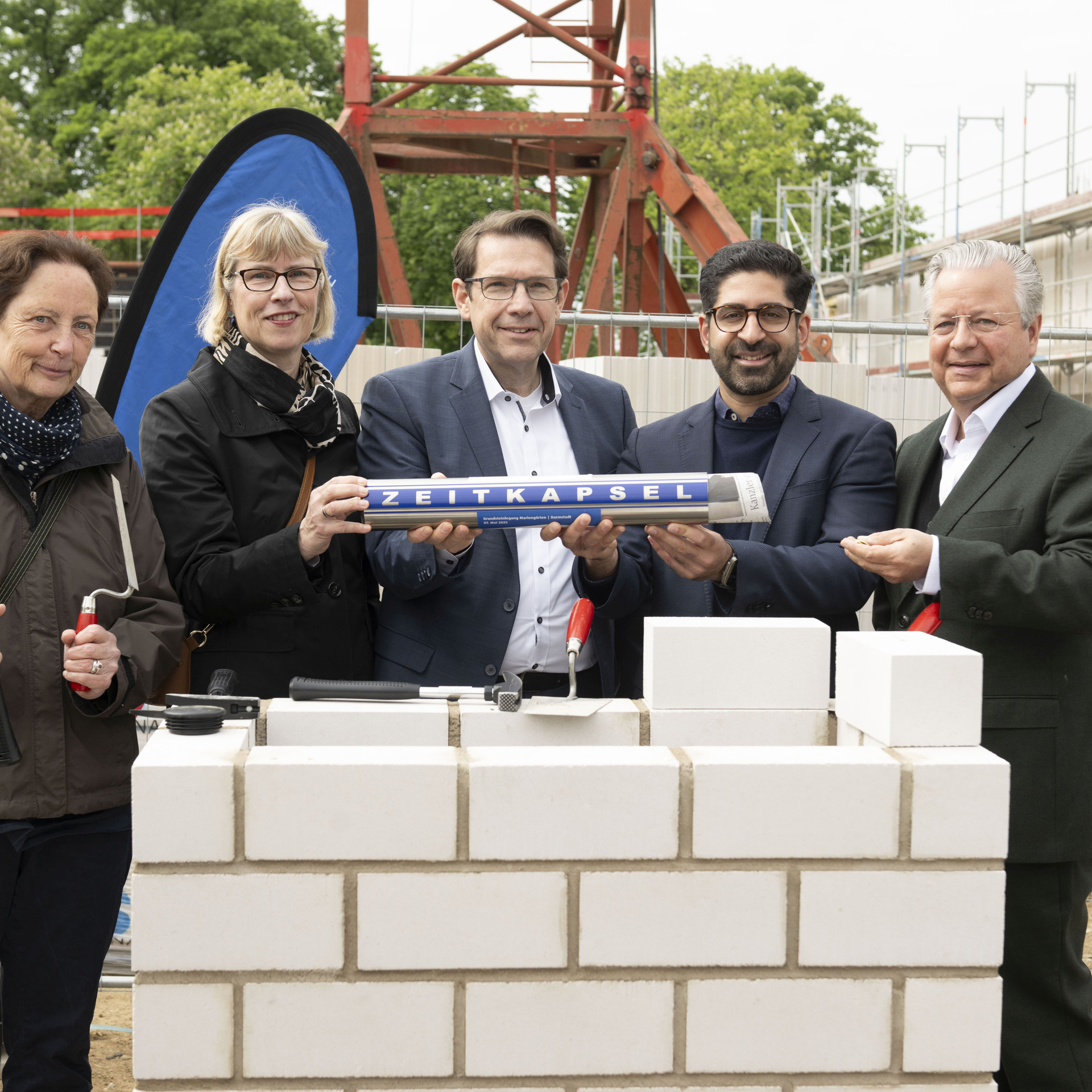 Bürgermeisterin Barbara Akdeniz, NHW-Geschäftsführerin Monika Fontaine-Kretschmer, Oberbürgermeister Hanno Benz, Wirtschaftsminister Kaweh Mansoori und Dr. Constantin Westphal, NHW-Geschäftsführer legten gemeinsam den Grundstein auf der Baustelle.