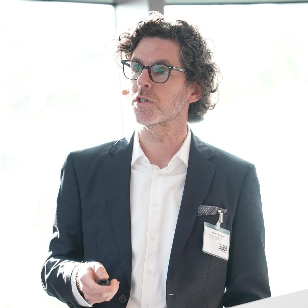 Sven Schubert, Projektmanager für Sonderaufgaben im Unternehmensbereich Modernisierung / Großinstandhaltung der NHW, hält einen Vortrag