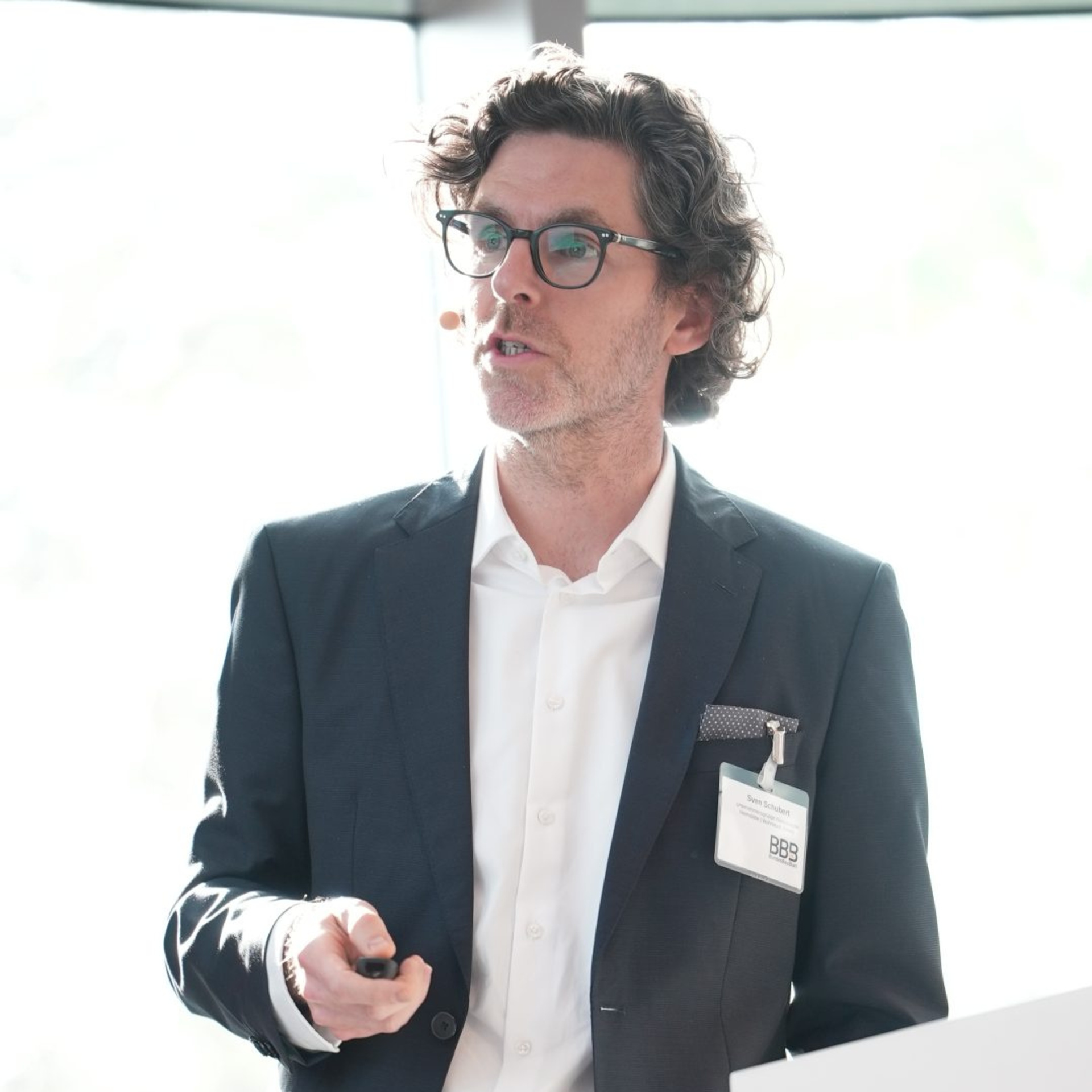 Sven Schubert, Projektmanager für Sonderaufgaben im Unternehmensbereich Modernisierung / Großinstandhaltung der NHW, hält einen Vortrag