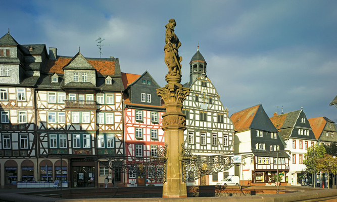 Der zentrale Marktplatz mit seinem historischen Brunnen.