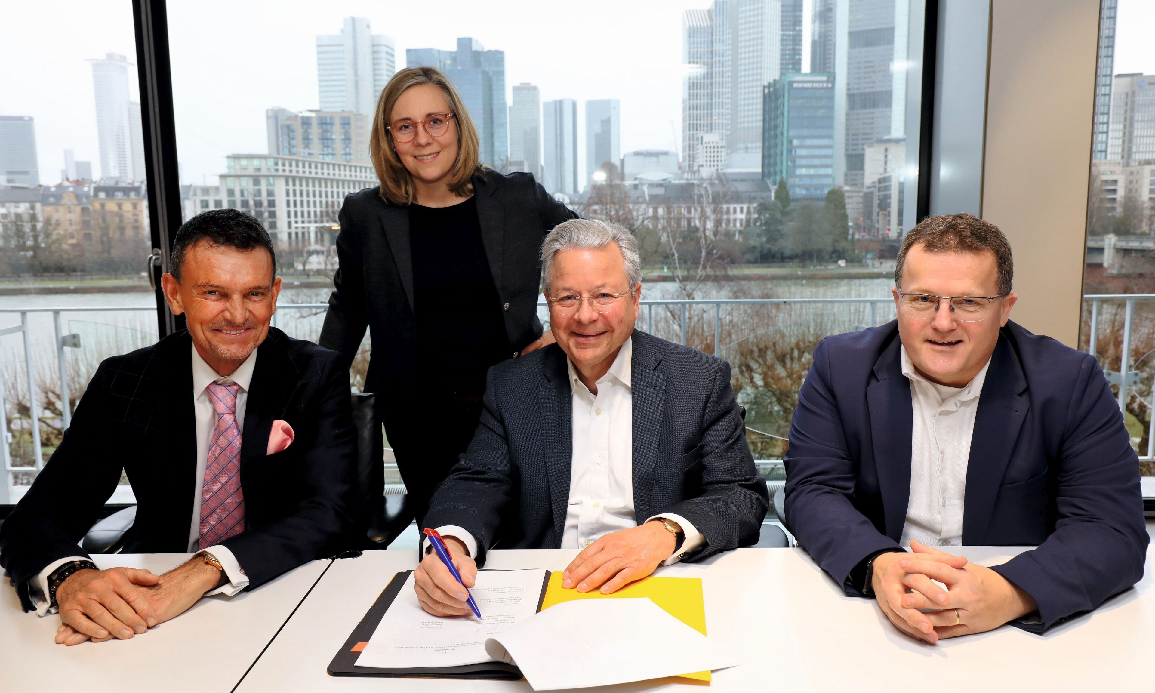 NHW-Geschäftsführer Dr. Constantin Westphal (2. v. re.), Holger Lack, Leiter NHW-Regionalcenter Frankfurt (re.), Servicecenterleiterin Carolin Racky und MainWeg-Geschäftsführer Lars Volkmann bei der Vertragsunterzeichnung in Frankfurt.