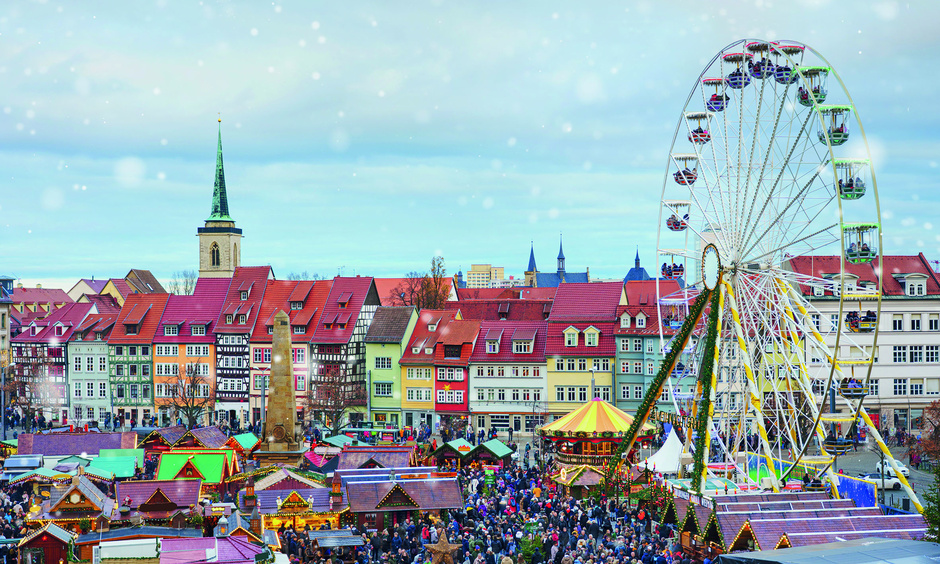 Blick auf den Hauptplatz von Erfuhrt mit Riesenrad und Verkaufsständen