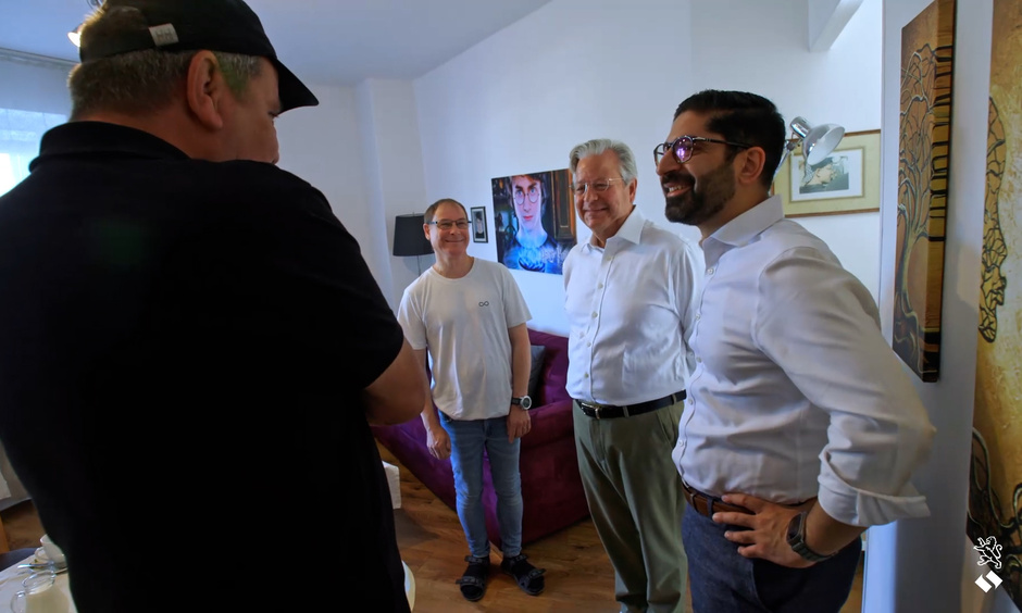 Der Minister und Dr. Westphal in einer der Wohnungen zu besuch.