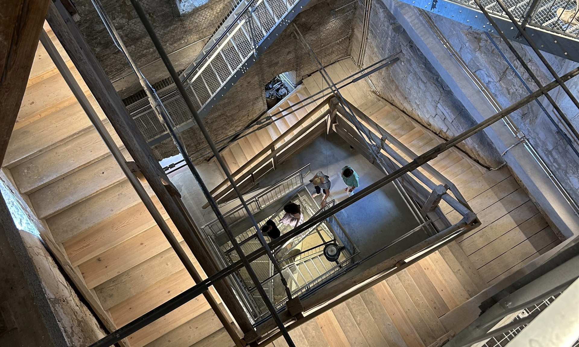 Blick von oben ins Treppenhaus mit dem historischen und dem ergänzten neuen Treppenlauf