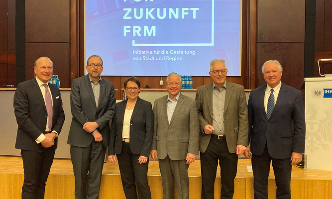 Klaus Beine, Wirtschaftsrat Hessen, Advant-Beiten;  Prof. Dr. Enrico Schleiff, Präsident Goethe-Universität Frankfurt;  Brigitte Adam, Vorstand der Gesellschaft für immobilienwirtschaftliche Forschung;   Dr. Constantin Westphal, Geschäftsführer Unternehmensgruppe Nassauische Heimstätte I Wohnstadt; Konrad Zündorf, Geschäftsführer Studierendenwerk Frankfurt und Gastgeber Ulrich Casper, Präsident IHK Frankfurt