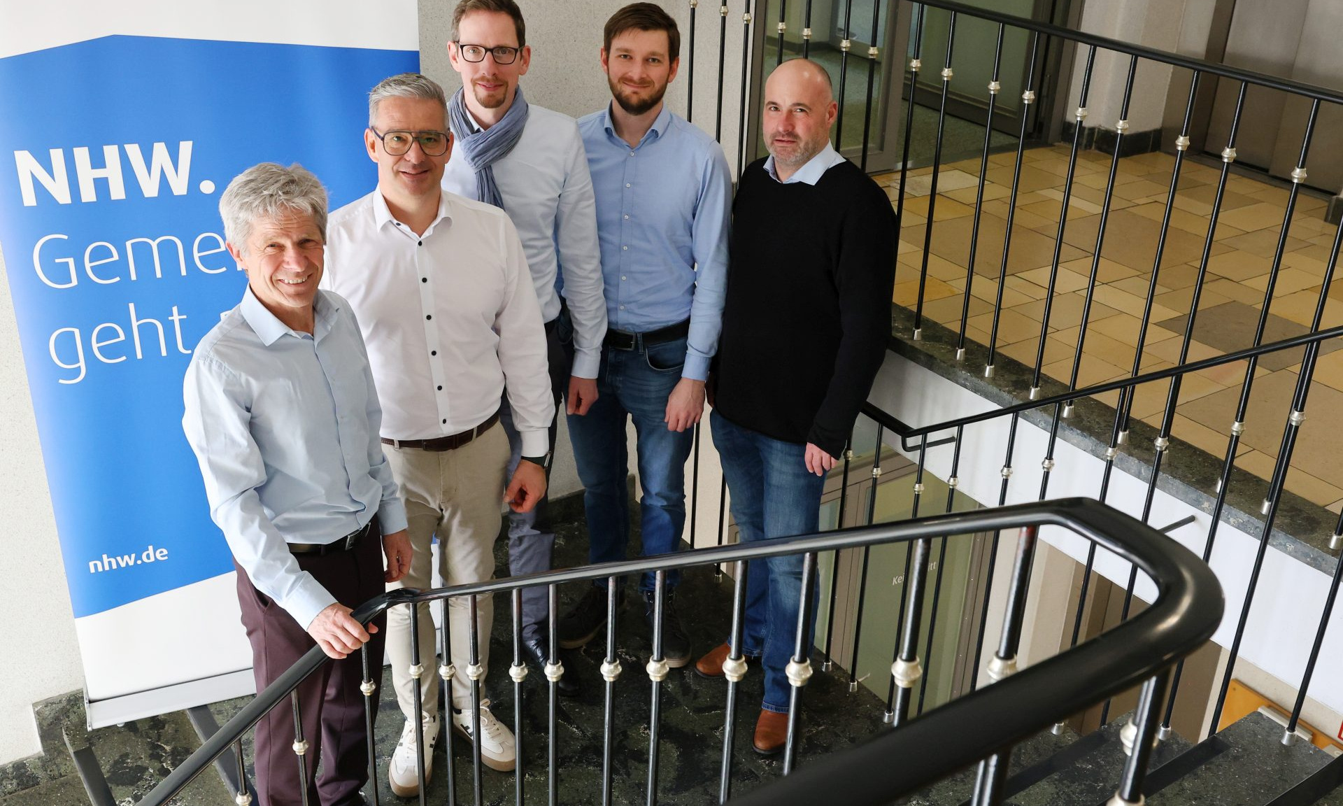 Gruppenfoto im Treppenhaus: (v. li.) Urban Keller (MET, Leiter Multimedia/Contracting), Thomas Alt (Viessmann Climate Solutions, Leiter Commercial Business), Michael Mahlich (MET, Geschäftsführer), Jonas Hilpert (Viessmann Deutschland GmbH, Leiter Zentrale Lösungen für Commercial Business) und Johannes Möller (MET, Fachingenieur Multimedia/Contracting).