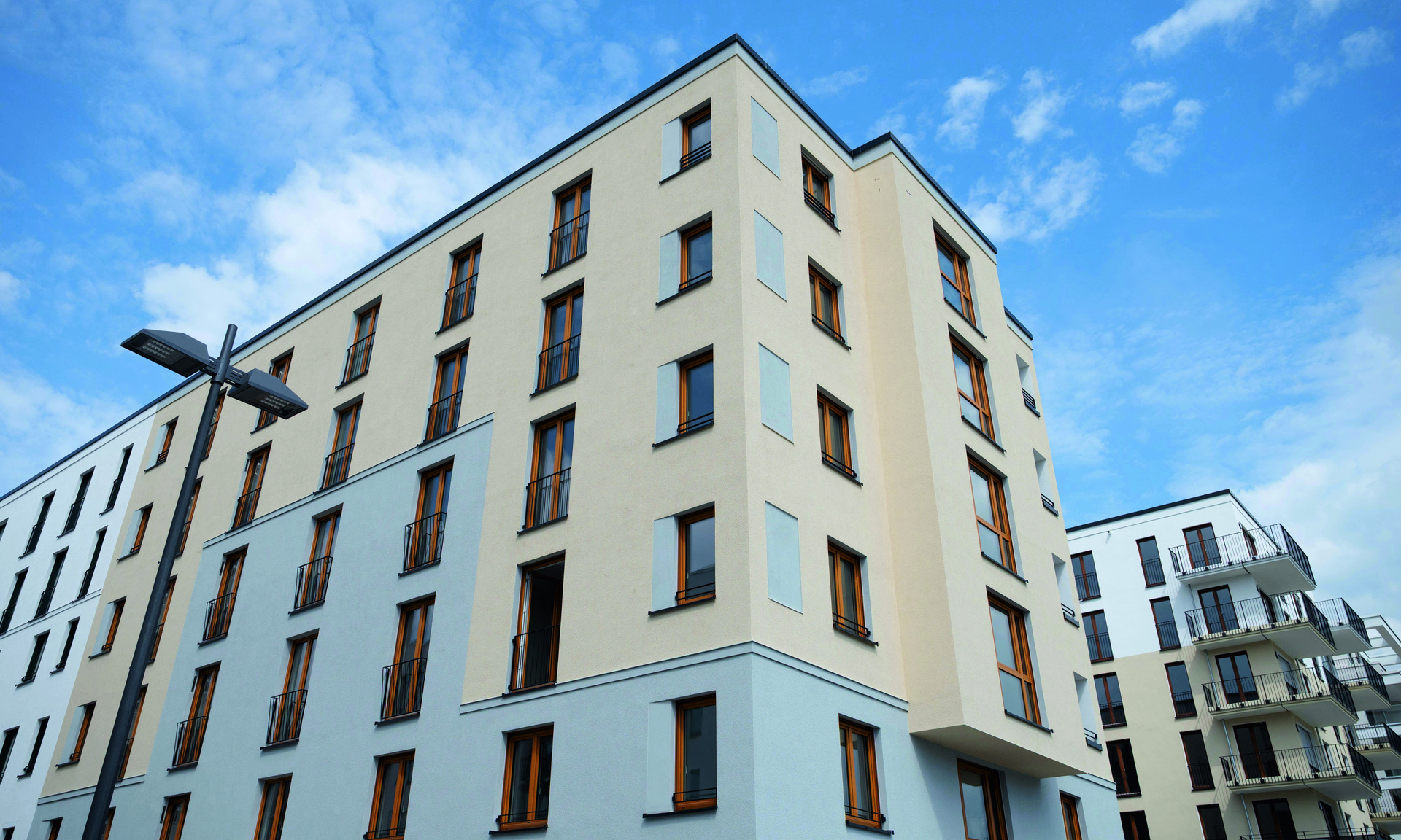 Das Bild zeigt einen Gebäudekomplex aus dem Quartier Schönhof-Viertel in Frankfurt-Bockenheim der NHW