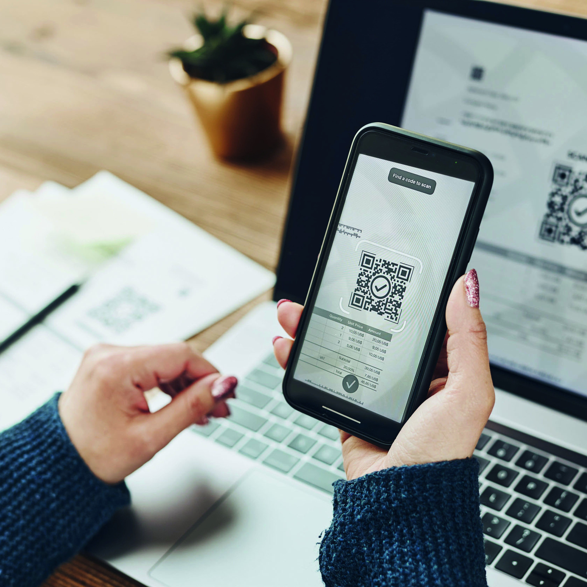 QR Code wird mit Smartphone abgescannt