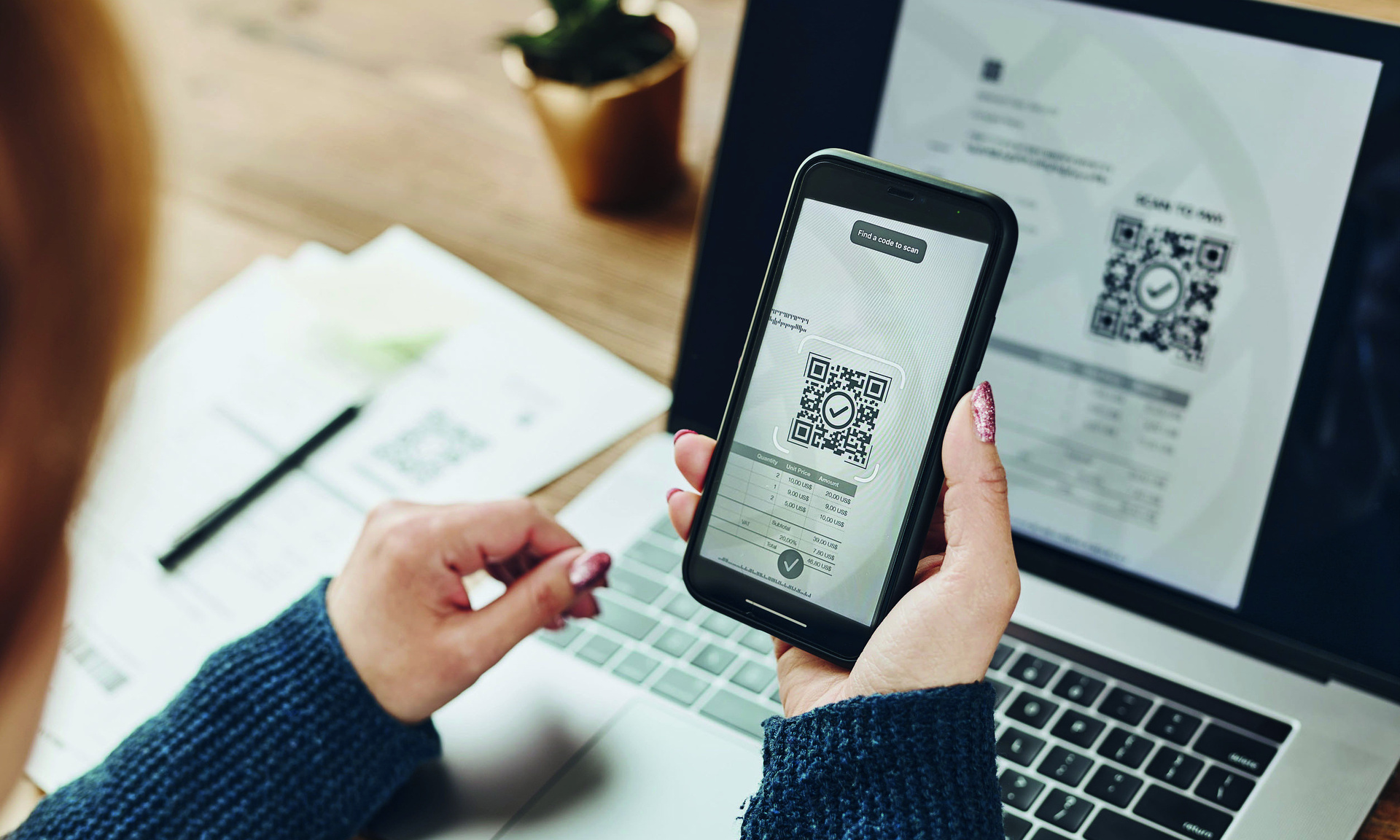QR Code wird mit Smartphone abgescannt