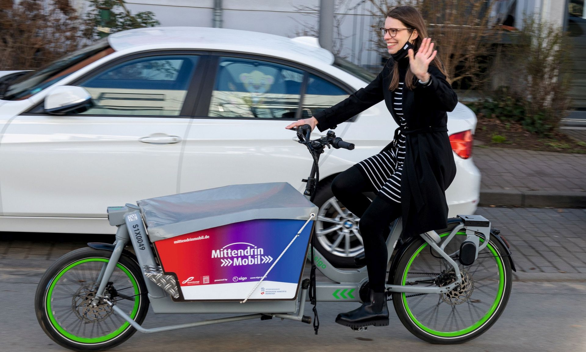 Junge Frau auf Lastenfahrrad