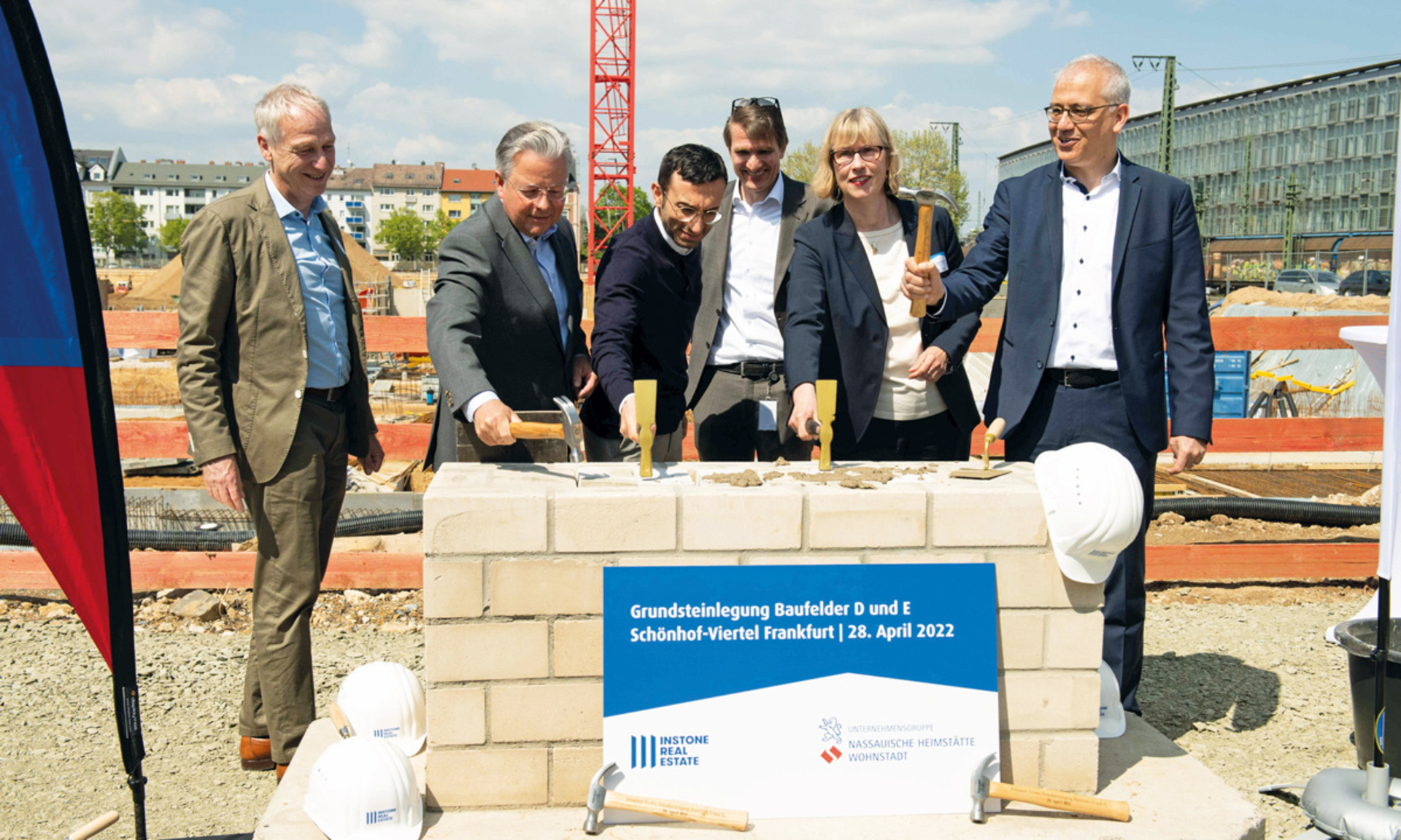Bei der Grundsteinlegung: die NHW-Geschäftsführer Dr. Thomas Hain (l.), Monika Fontaine-Kretschmer (2. v. r.), Dr. Constantin Westphal (2. v. l.) sowie Wirtschaftsminister Tarek Al-Wazir (r.), Frankfurts Planungsdezernent Mike Josef (3. v. l.) und Instone-Geschäftsführer Ralf Werner (3. v. r.). Foto: Stefan Krutsch