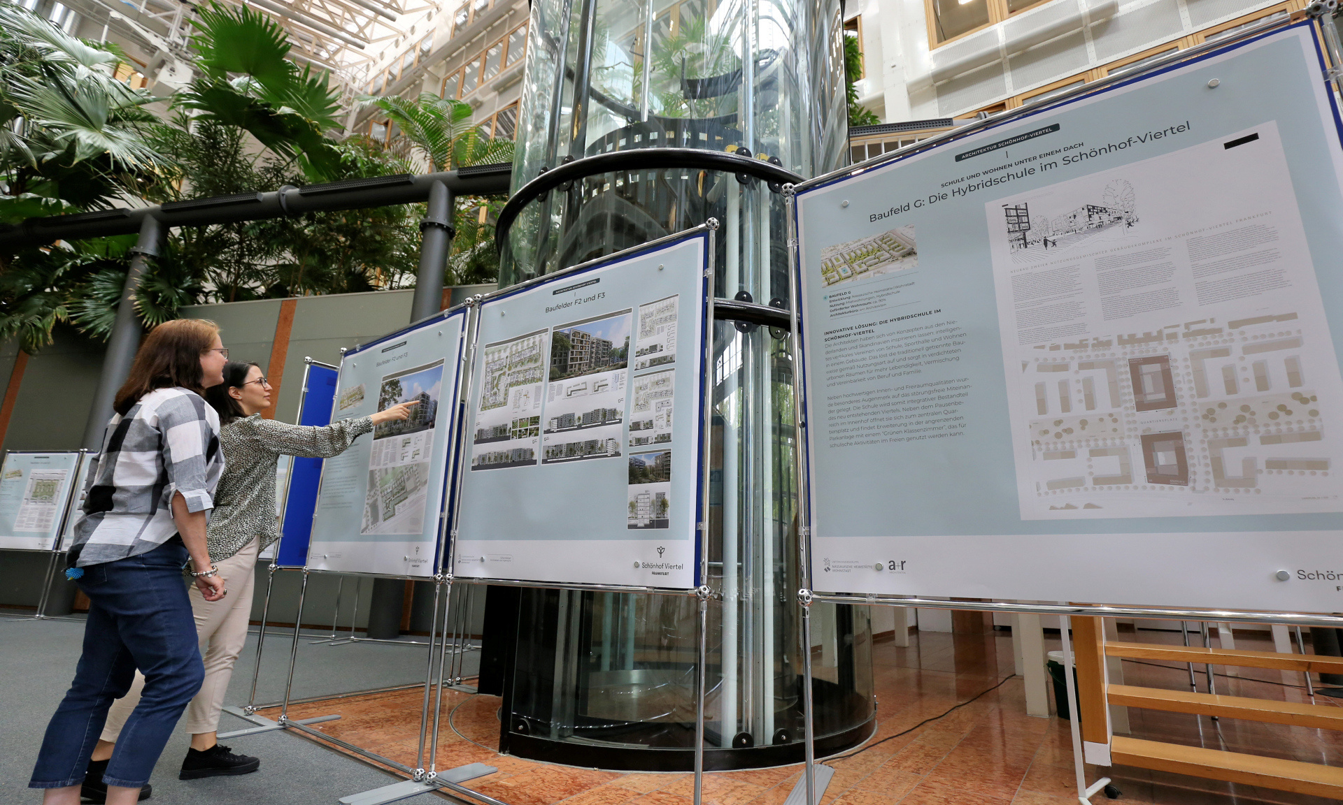Besucherinnen schauen sich die Ausstellung zum Schönhof-Viertel an.