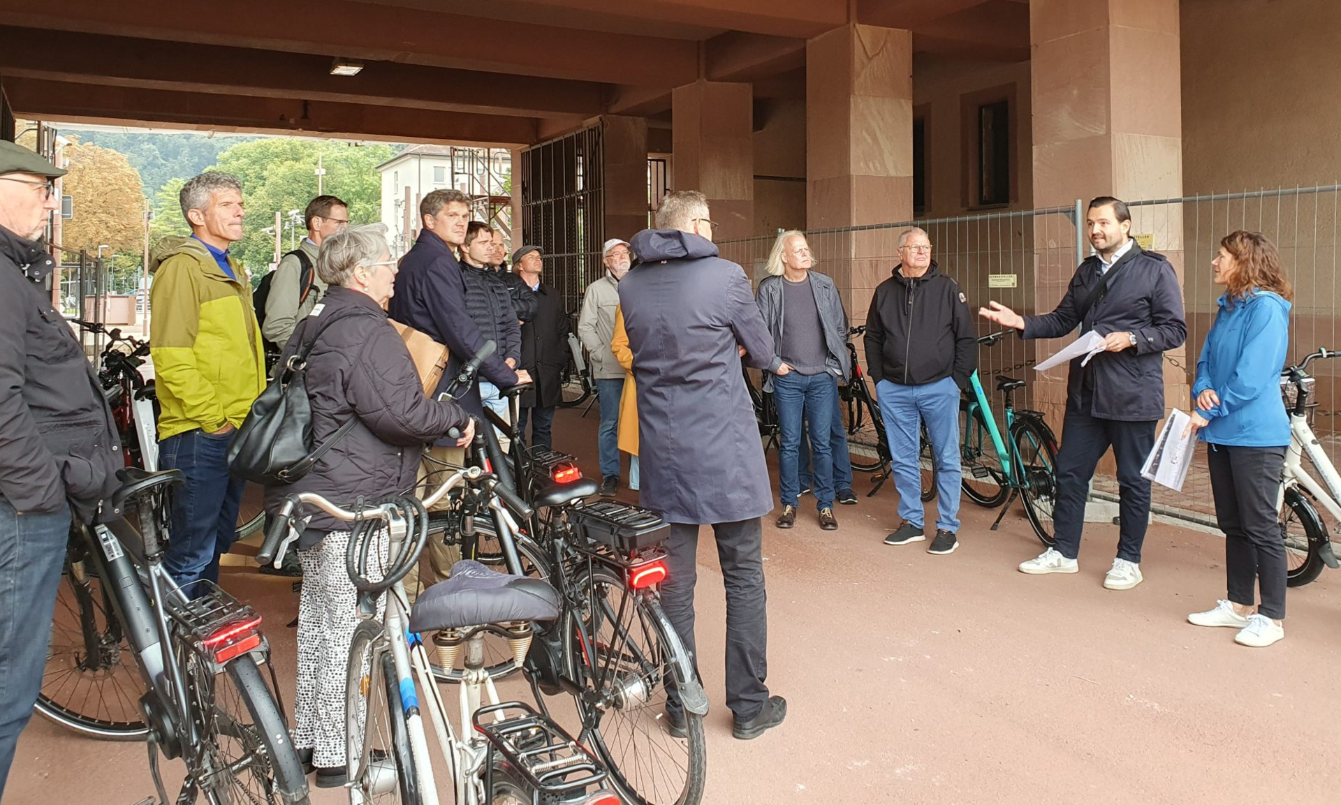 Mehrere Fahrradfahrer treffen sich zu einer gemeinsamen Tour.