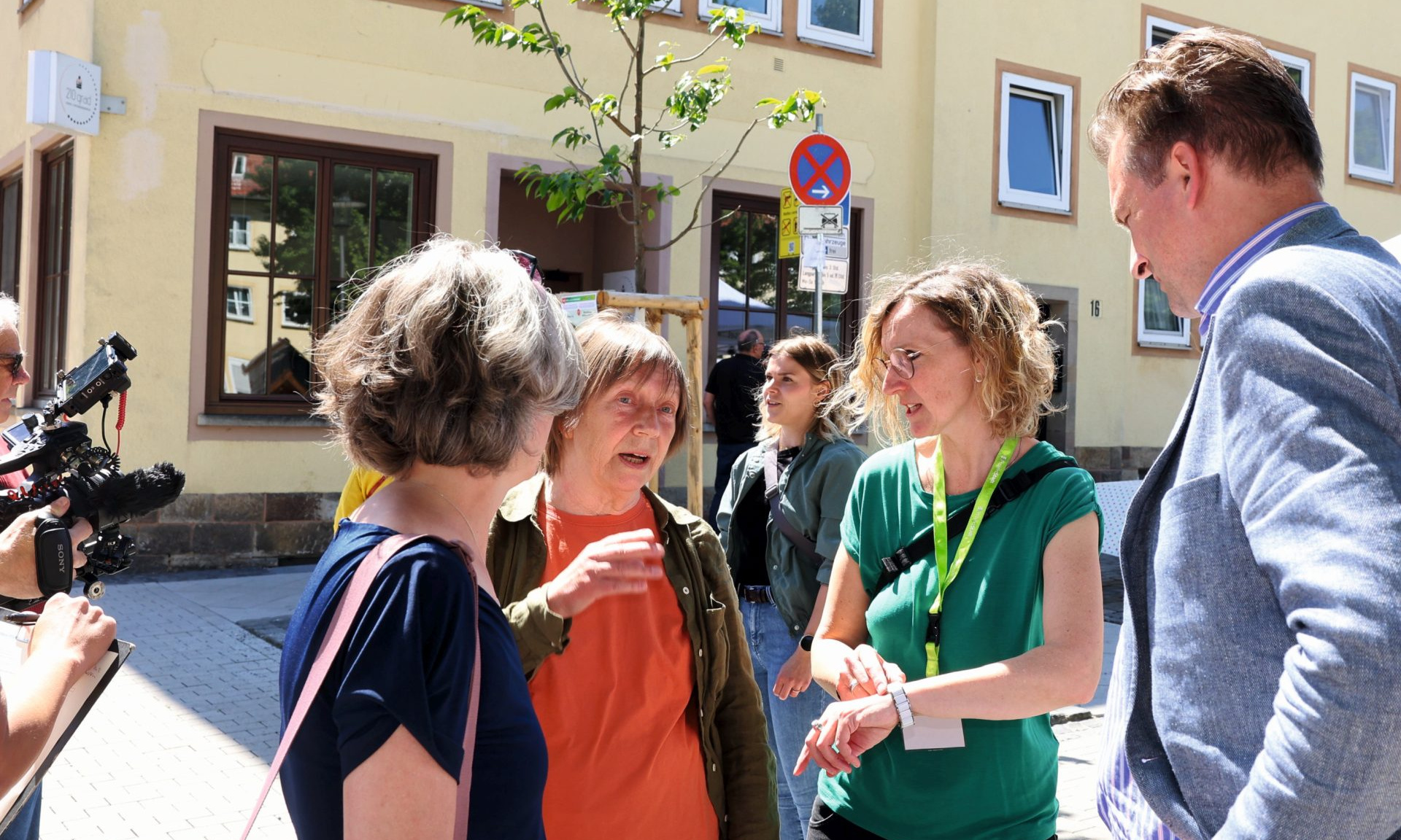 Heike Neusüß (ProjektStadt, grünes Shirt) im Gespräch mit Kassels OB Dr. Sven Schoeller, Stadtklimarätin Simone Fedderke (li.) und Ortsvorsteherin Anni Lattrich. Foto. NHW / Andreas Fischer