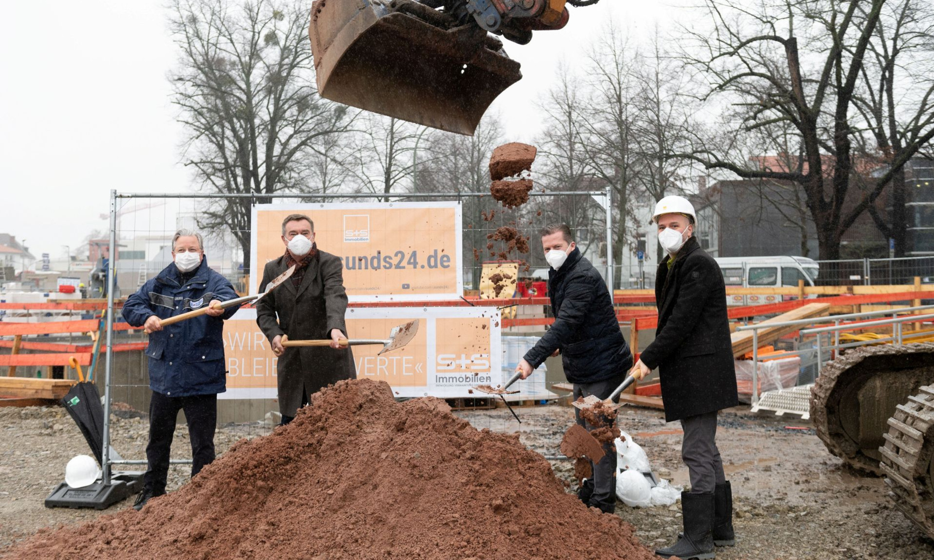 Setzten den ersten Spatenstich: (v.li.) Dr. Constantin Westphal (NHW), Claus Kaminsky (Oberbürgermeister Stadt Hanau), Karsten Schreyer und Guido Waider (beide S+S). Foto: NHW / Marc Strohfeldt